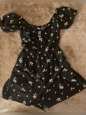 VGC Black Floral Romper. XXS. 🖤